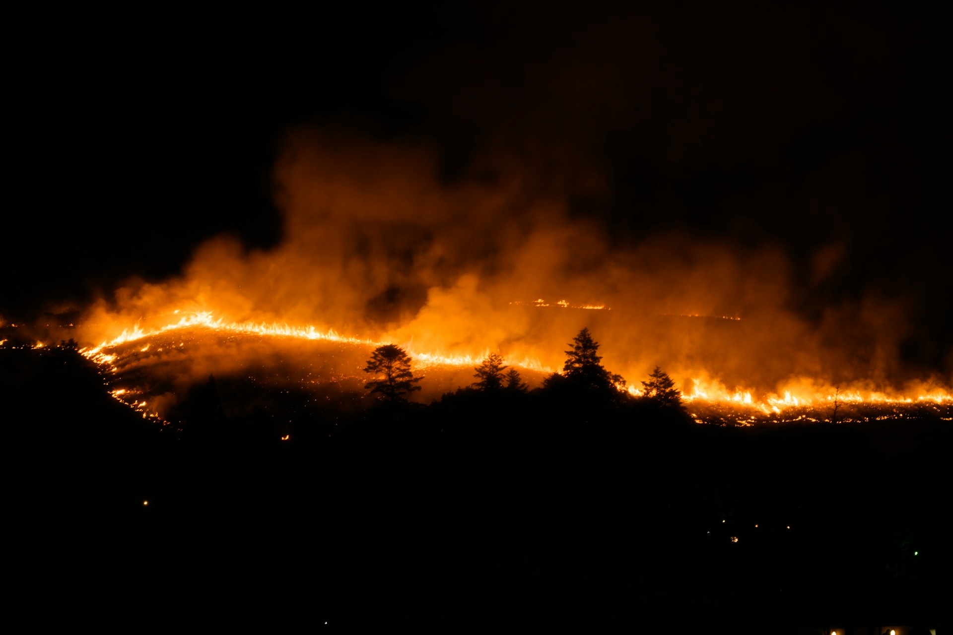 Worst Forest Fires in Almost 20 Years in Spain, Citizens Try to Extinguish Themselves